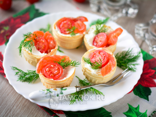Тарталетки с красной рыбой, творожным сыром и помидорами черри, рецепт с фото