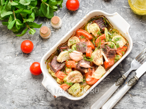 Говядина с кабачками и помидорами в духовке, рецепт с фото