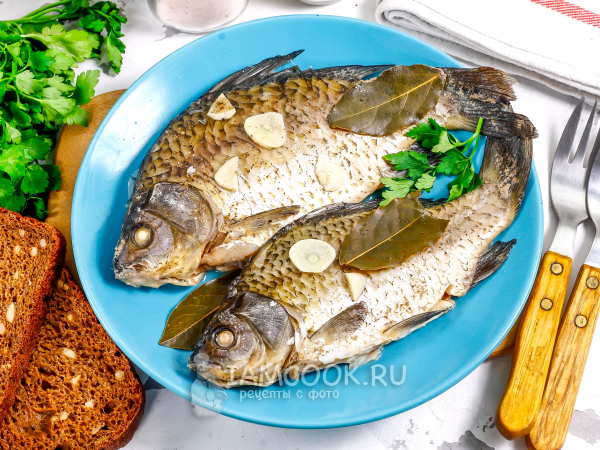 Караси, тушенные с чесноком, рецепт с фото