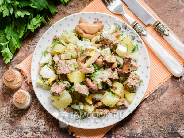 Салат с маринованными маслятами, рецепт с фото