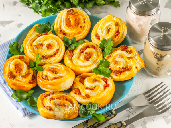 Улитки из слоеного теста с колбасой и сыром, рецепт с фото