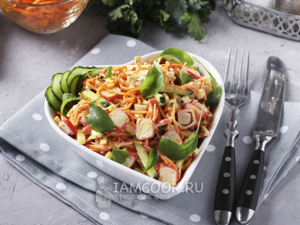 Салат с крабовыми палочками, корейской морковью и колбасным сыром, рецепт с фото