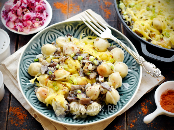 Жареные пельмени с вешенками и сыром, рецепт с фото