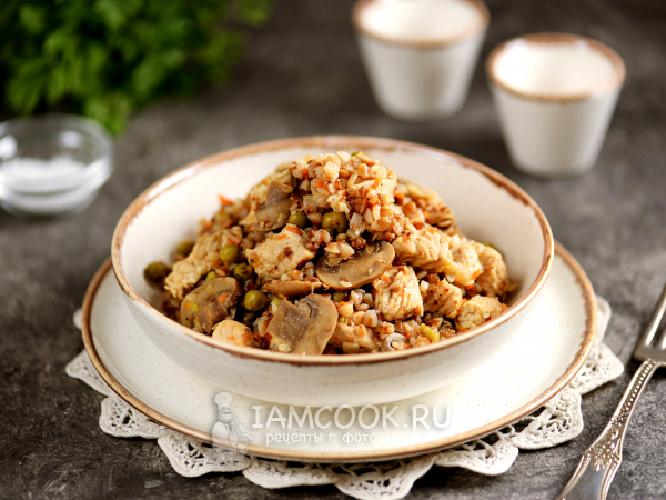Гречка с индейкой и грибами (на сковороде), рецепт с фото