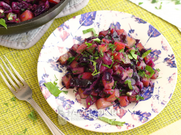 Тушеная картошка с красной капустой, рецепт с фото