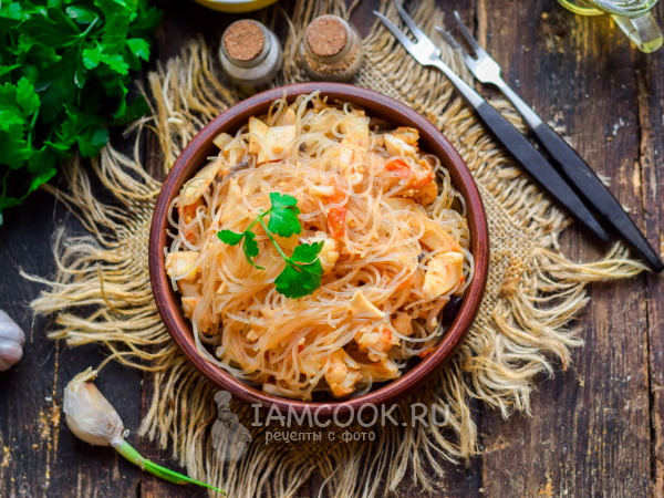 Фунчоза с креветками и кальмарами на сковороде, рецепт с фото