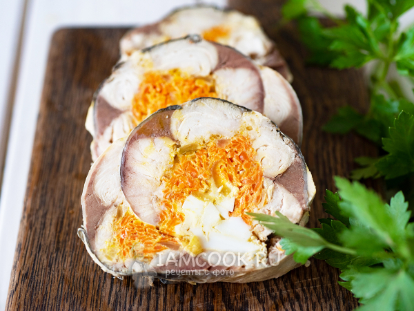 Рулет из скумбрии с морковью и яйцом, рецепт с фото