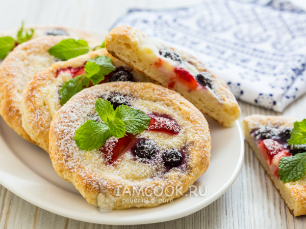 Ватрушки из творожного теста с ягодами, рецепт с фото