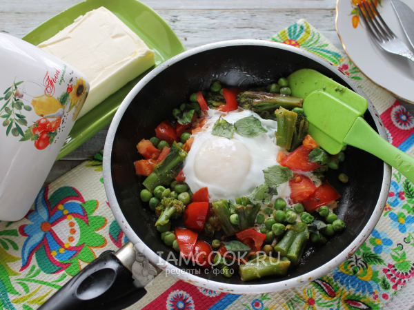 Шакшука с брокколи и зеленым горошком, рецепт с фото