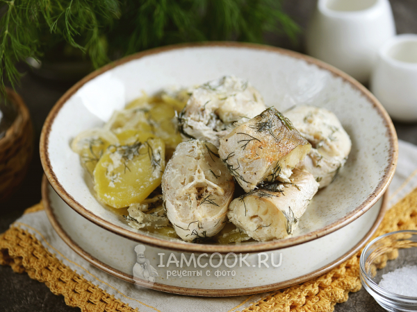 Хек с картошкой в духовке со сметаной, рецепт с фото