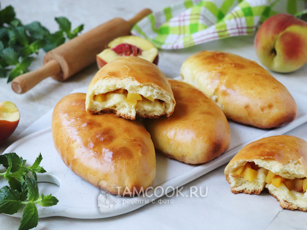 Пирожки с персиками (из дрожжевого теста), рецепт с фото