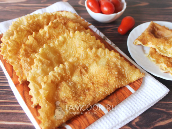 Чебуреки с сыром и помидорами, рецепт с фото