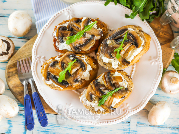 Брускетты с творогом и грибами, рецепт с фото