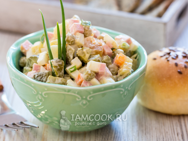Салат «Столичный» с колбасой и маринованными огурцами, рецепт с фото