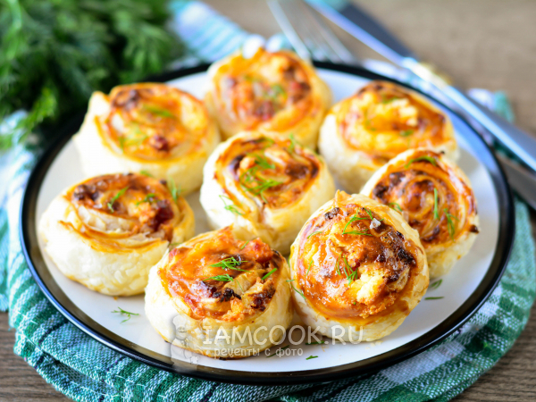 Мини-пицца «Улитка» (из слоеного теста), рецепт с фото