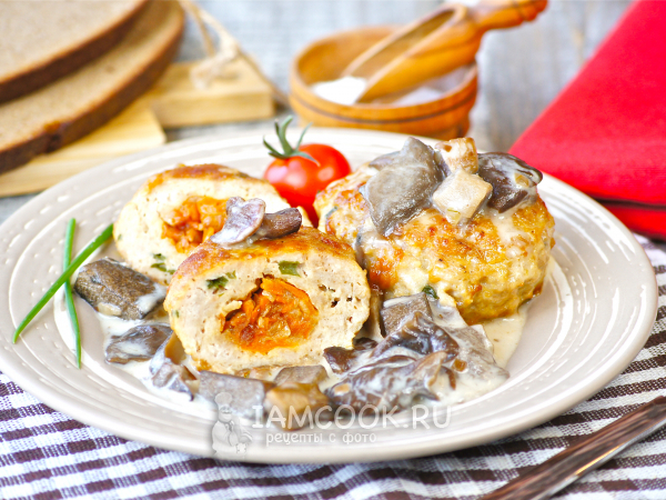 Мясные зразы с грибной подливкой, рецепт с фото