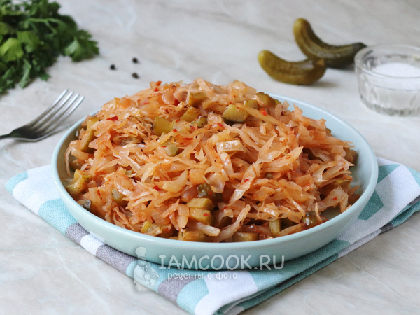 Тушеная капуста с солеными огурцами, рецепт с фото