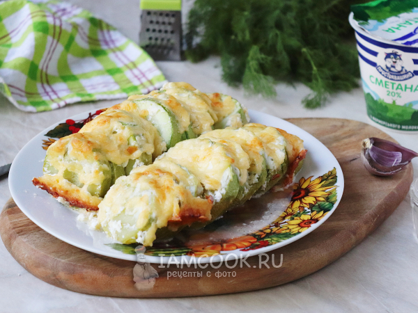 Кабачки, запечённые с сыром и сметаной в духовке, рецепт с фото