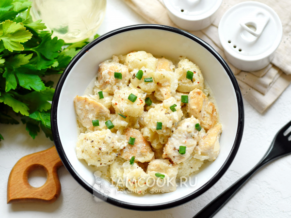 Тушеная цветная капуста с курицей в сметане на сковороде, рецепт с фото