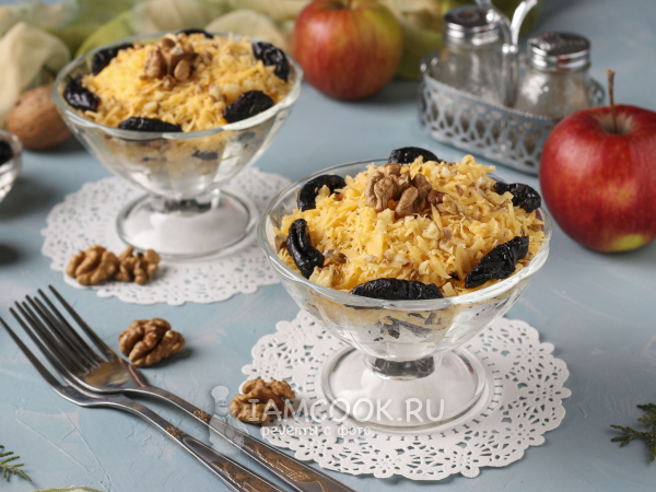 Салат «Дамский каприз» с курицей, яблоком и черносливом, рецепт с фото