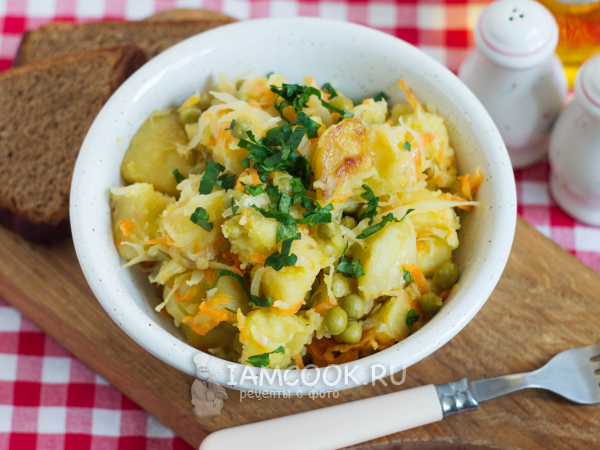 Тушеная картошка с капустой и зеленым горошком, рецепт с фото