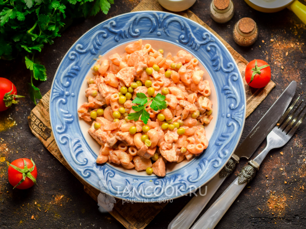 Макароны с курицей, грибами и горошком, рецепт с фото