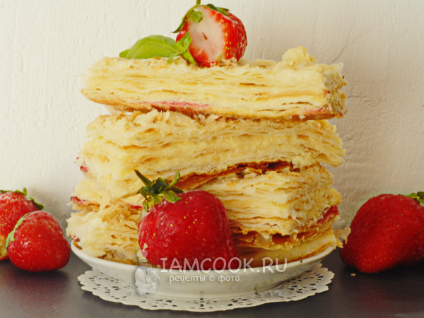 Слоеное пирожное с клубникой (из слоеного теста и сгущенки), рецепт с фото