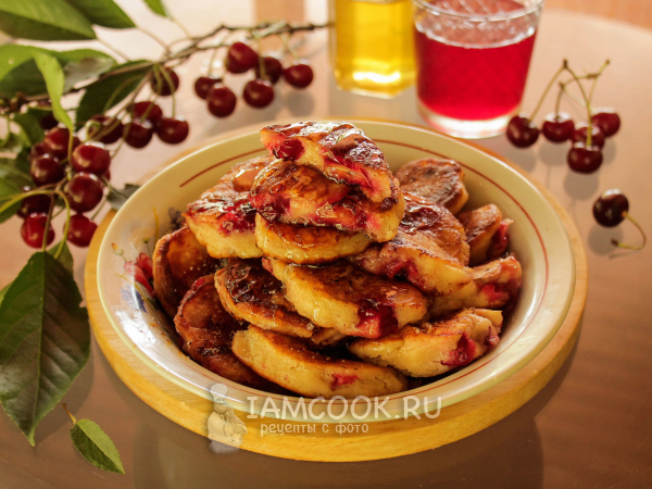 Оладьи с вишней (на молоке), рецепт с фото