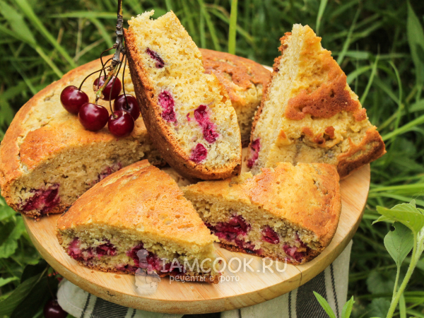 Шарлотка с вишней на сковороде, рецепт с фото