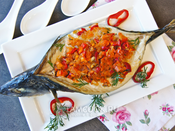 Скумбрия, фаршированная овощами, в духовке, рецепт с фото