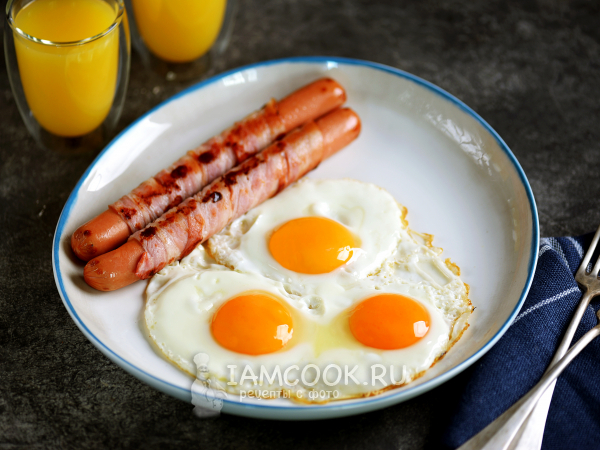 Сосиски в беконе на сковороде, рецепт с фото