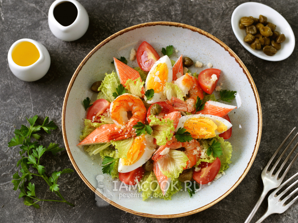 Салат из крабовых палочек и креветок с помидорами черри и каперсами, рецепт с фото
