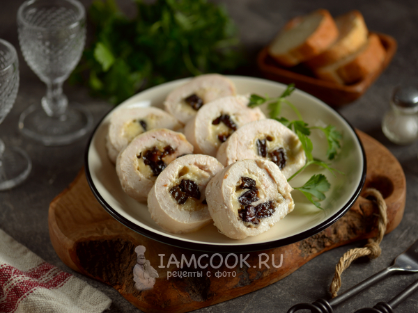 Куриный рулет с черносливом и сыром, рецепт с фото