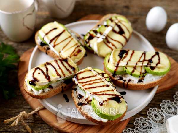Горячие бутерброды с сыром бри и кабачками-гриль, рецепт с фото