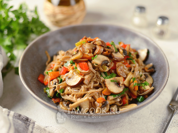 Гречневая лапша с грибами и овощами, рецепт с фото