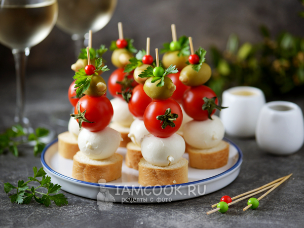 Канапе с моцареллой, помидорами черри и оливками, рецепт с фото