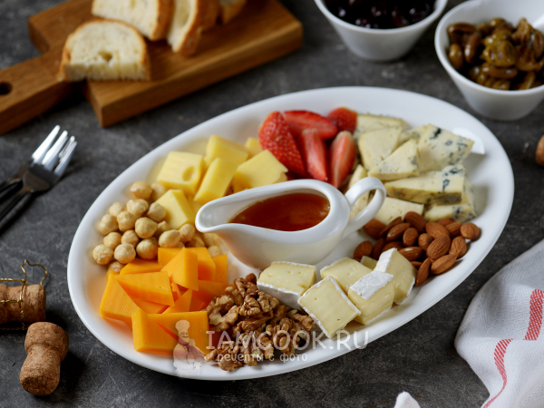 Сырная тарелка (оформление в домашних условиях), рецепт с фото