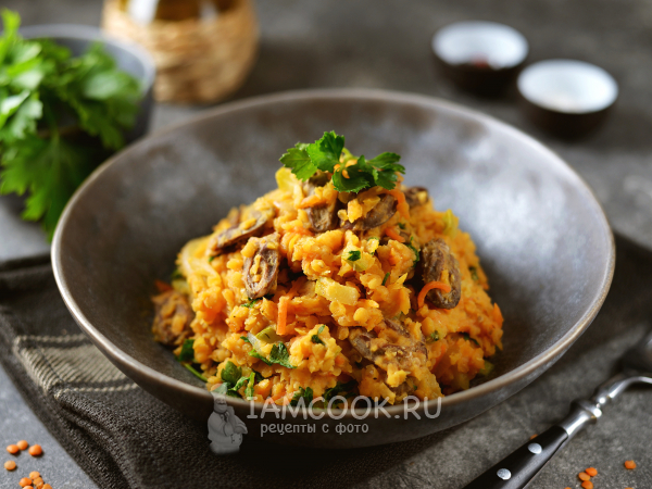 Куриные сердечки с овощами и чечевицей на сковороде, рецепт с фото