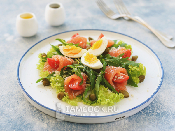 Салат с лососем, рукколой и помидорами черри, рецепт с фото