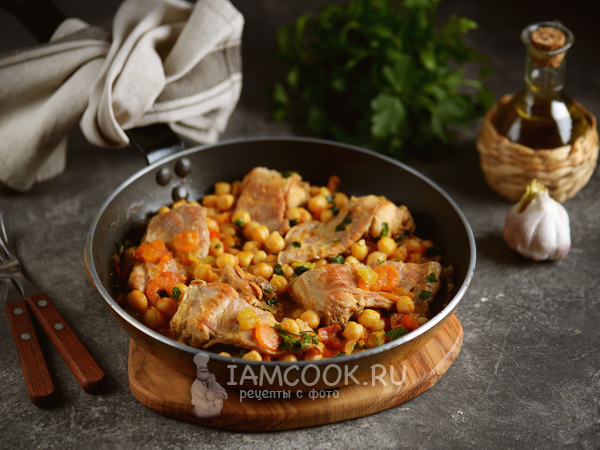 Тушеный кролик с нутом и овощами в сковороде, рецепт с фото