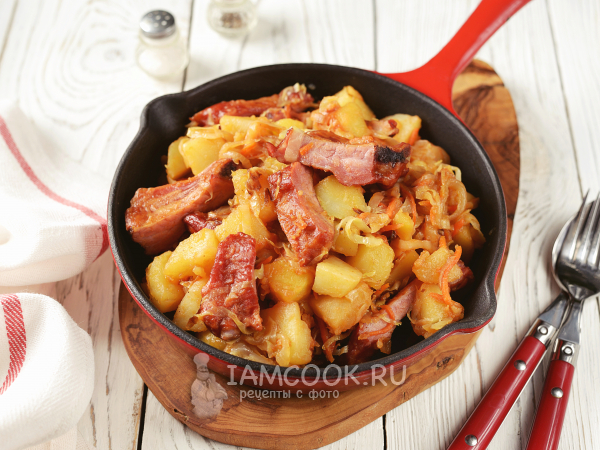 Тушеная картошка с капустой и копчеными ребрышками, рецепт с фото