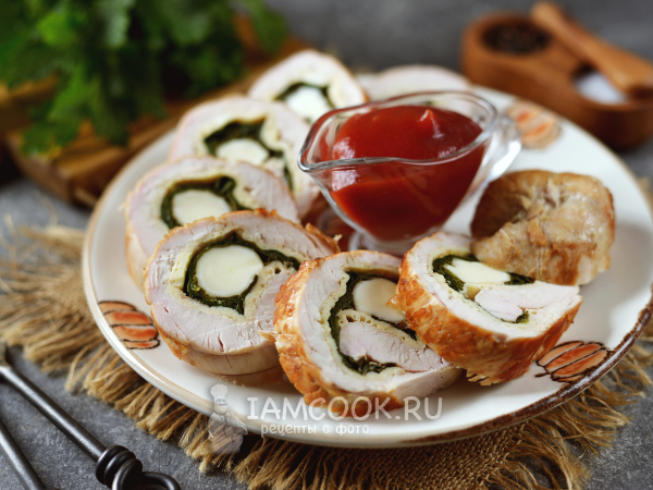 Рулет из индейки со шпинатом и омлетом, рецепт с фото