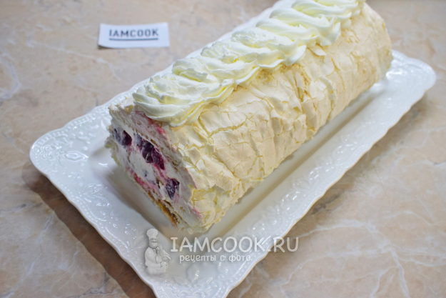 Меренговый рулет с вишневой начинкой
