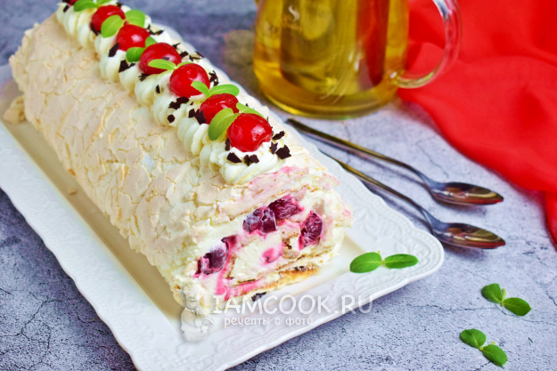 Меренговый рулет с вишней