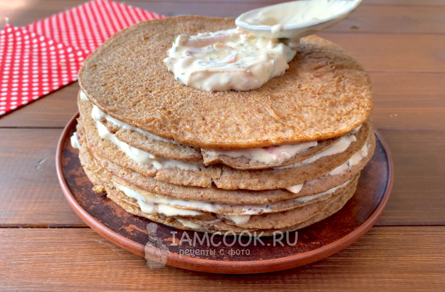 Промазываем слои закусочного торта