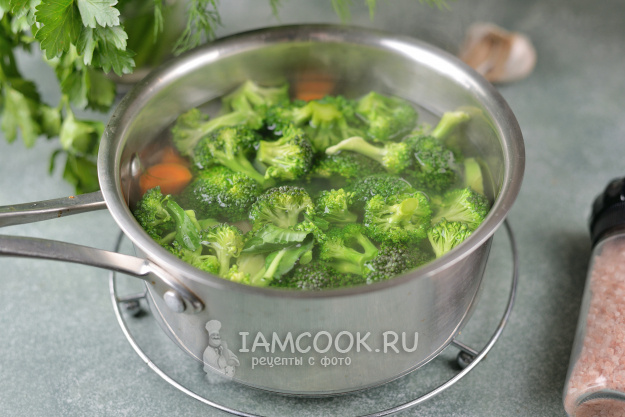 Варим брокколи с морковью и картофелем для зеленого постного супа