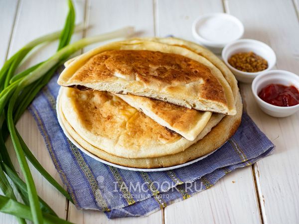 Хачапури с картошкой и сыром на сковороде, рецепт с фото