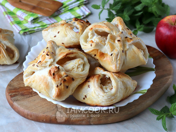 Слойки с яблоком и творогом, рецепт с фото