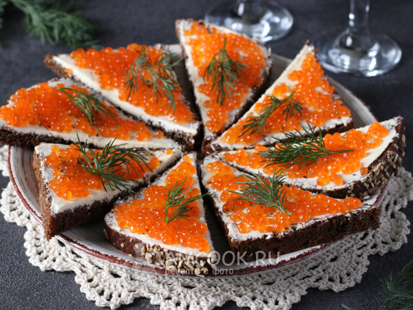Бутерброды с красной икрой на чёрном хлебе, рецепт с фото