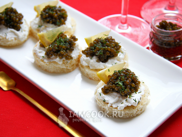 Бутерброды с черной икрой, рецепт с фото